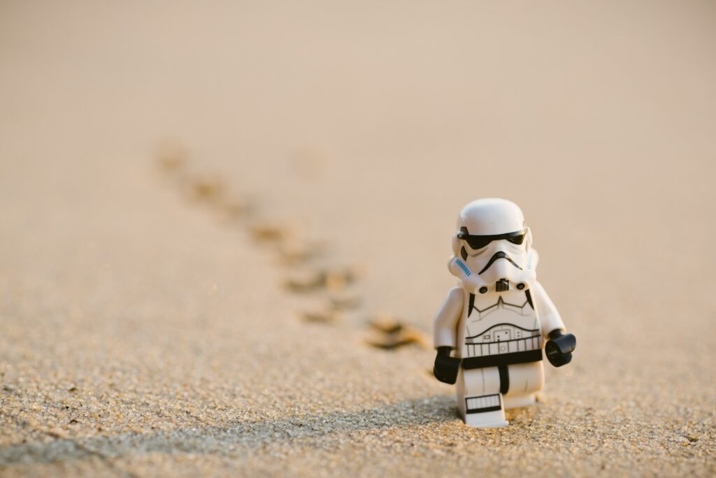 A stormtrooper walking in sand is the feature image of the article.